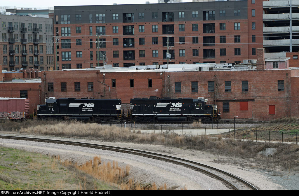 NS 3018 & 713 lead train P69-31 around the connecting track